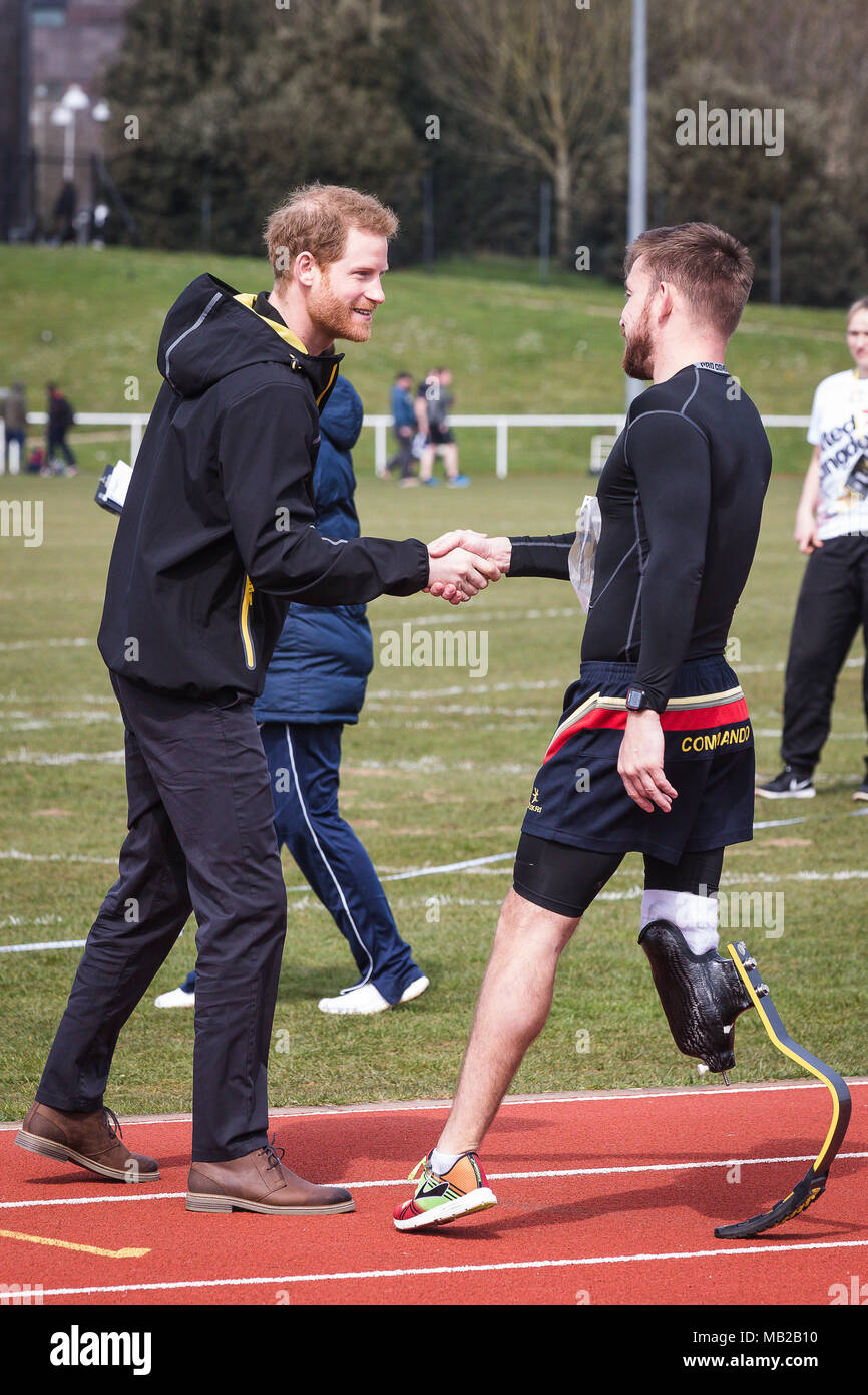 Badewanne, Großbritannien. 6. April 2018. Prinz Harry und Meghan Markle an der Universität von Bath University Sports Training Village Teilnahme an das britische Team Studien für die 2018 Invictus Games. In diesem Jahr Invictus Games wird in Sydney, Australien im Oktober 2018 Credit: David Betteridge/Alamy Leben Nachrichten statt. Stockfoto