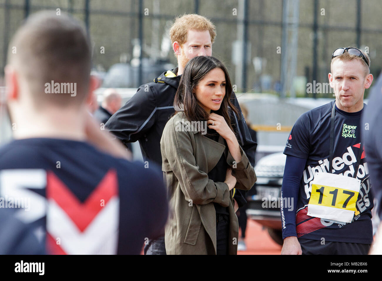 Badewanne, Großbritannien. 6. April 2018. Prinz Harry und Meghan Markle abgebildet, da sie sich auf die Athleten, die an der Universität von Bath Sport Training Village bei seinem Besuch in Großbritannien team Studien für die 2018 Invictus Spiele reden. Die Spiele sind ein sportliches Ereignis für verletzte Active Duty und Veteran service Mitglieder, 500 Teilnehmer aus 18 Nationen in 11 adaptive Sport in diesem Jahr Invictus Games, die in Sydney, Australien im Oktober 2018 stattfinden wird konkurrieren. Credit: lynchpics/Alamy leben Nachrichten Stockfoto