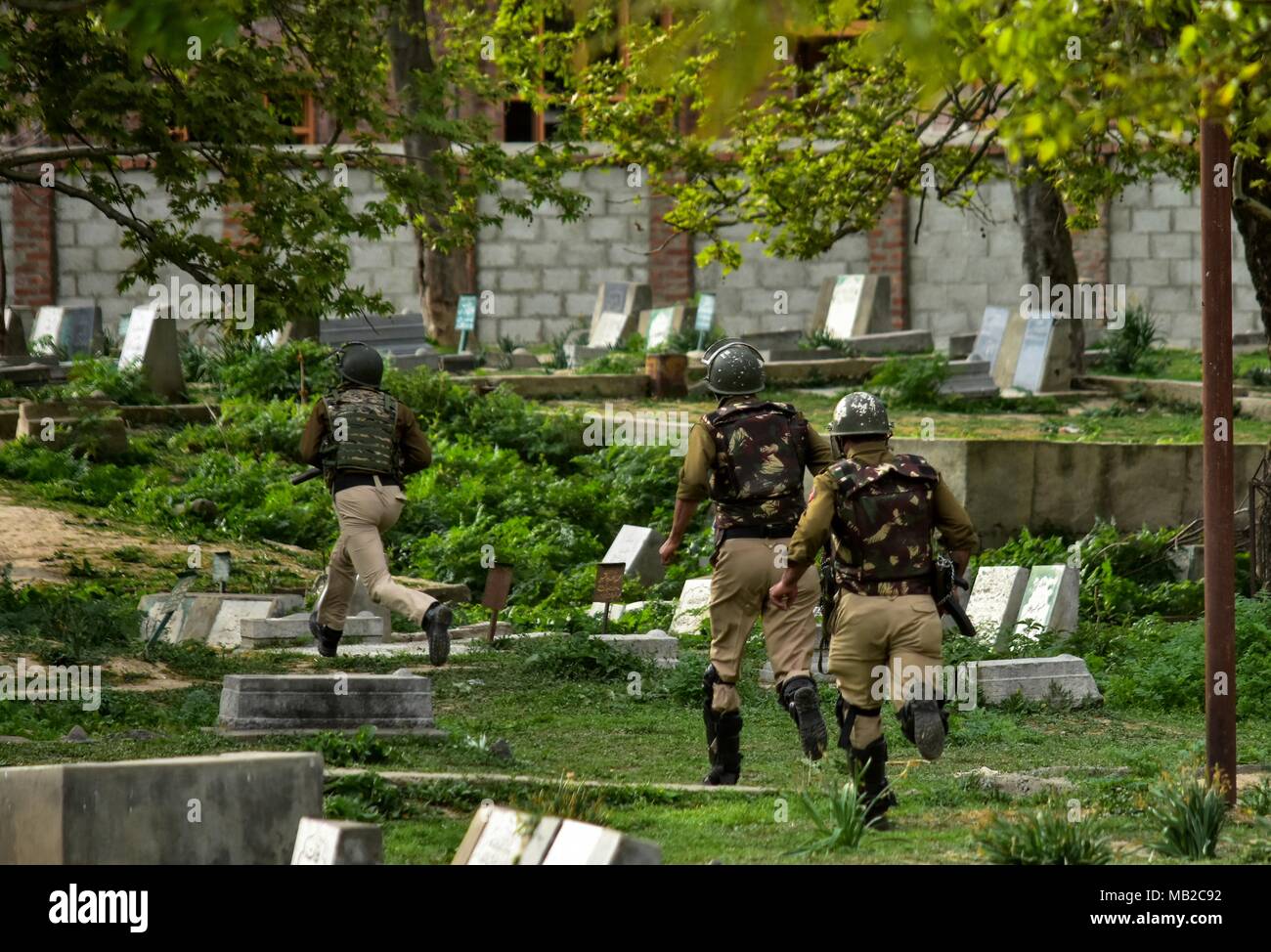 Srinagar, Kashmir. April 6, 2018 - Srinagar, J&K, Indien - Indische Polizisten jagen Demonstranten in Kaschmir (nicht dargestellt) bei Zusammenstößen in Srinagar, Indien verwalteten Kaschmir. Wie muslimische Mehrheit Bereiche von Kaschmir Freitag beobachtet eine komplette Abschaltung der Tötung von 17 Menschen, darunter 13 Kämpfer und 4 Zivilisten in getrennten Begegnungen in Kaschmir zu protestieren. Geschäfte, Schulen und Hochschulen geschlossen wurden nach einem Aufruf von Separatisten, während Behörden verhängte Ausgangssperre in mehreren Bereichen Straße Proteste zu stoppen. e Teile von Srinagar Stadt. (Credit Ima Credit: ZUMA Press, Inc./Alamy leben Nachrichten Stockfoto