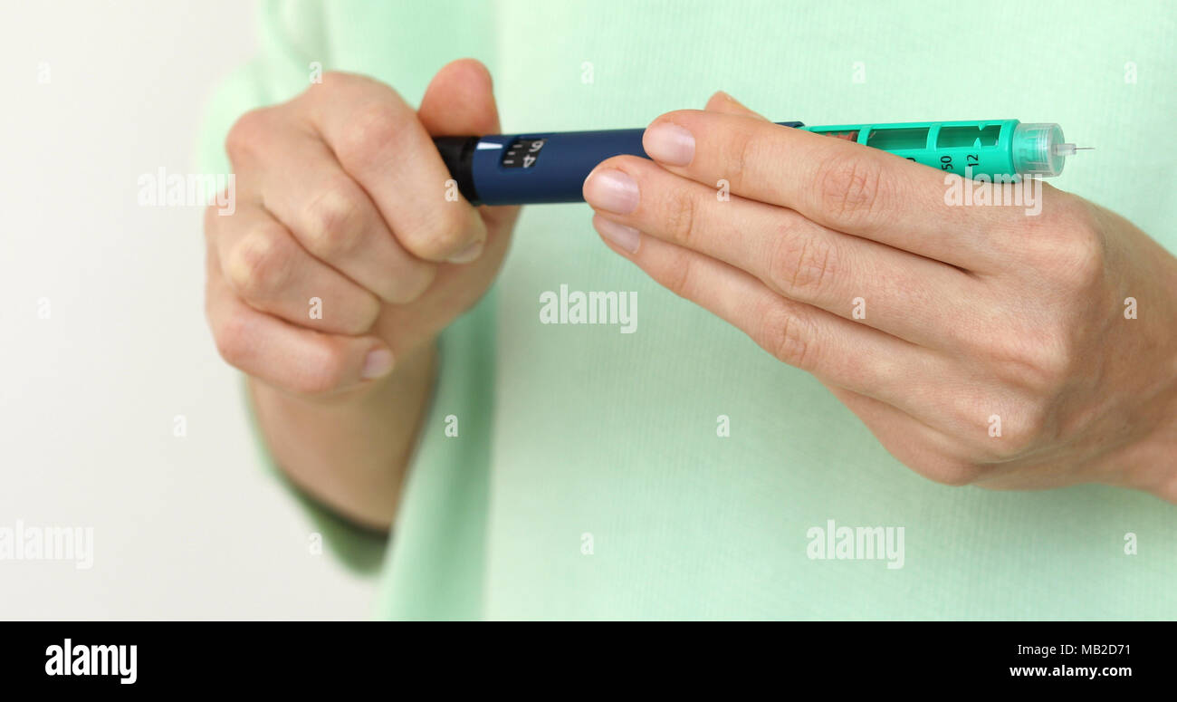 Diabetes Patienten drehen Sie Knopf am Ende der Insulinpen und Dfü-korrekte Insulindosis zur Injektion. Fenster auf pen Spritze, die Anzahl der Einheiten ein, die d Stockfoto