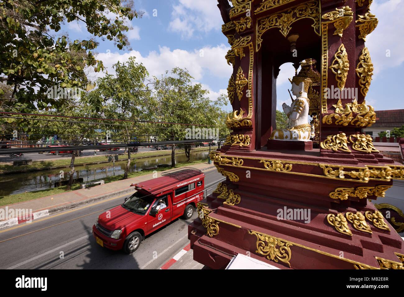 Red songthaew Taxi von einem buddhistischen Tempel Wat, Chiang Mai, Thailand fahren Stockfoto