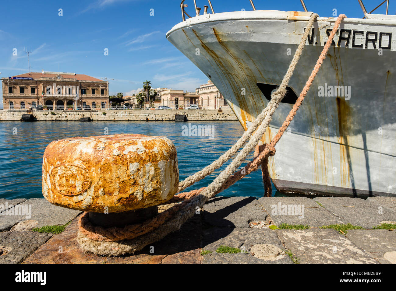 Kai der Hafen von Syrakus in Ortigia, Sizilien, Italien. Stockfoto