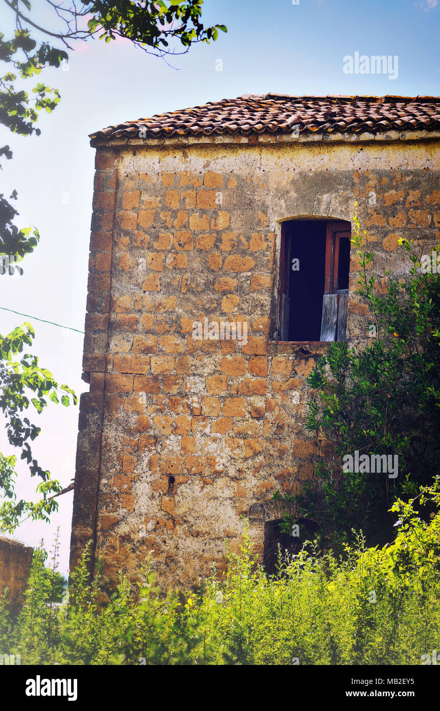 Alten, verlassenen Landhaus Konzept Abdeckung Buch Stockfoto