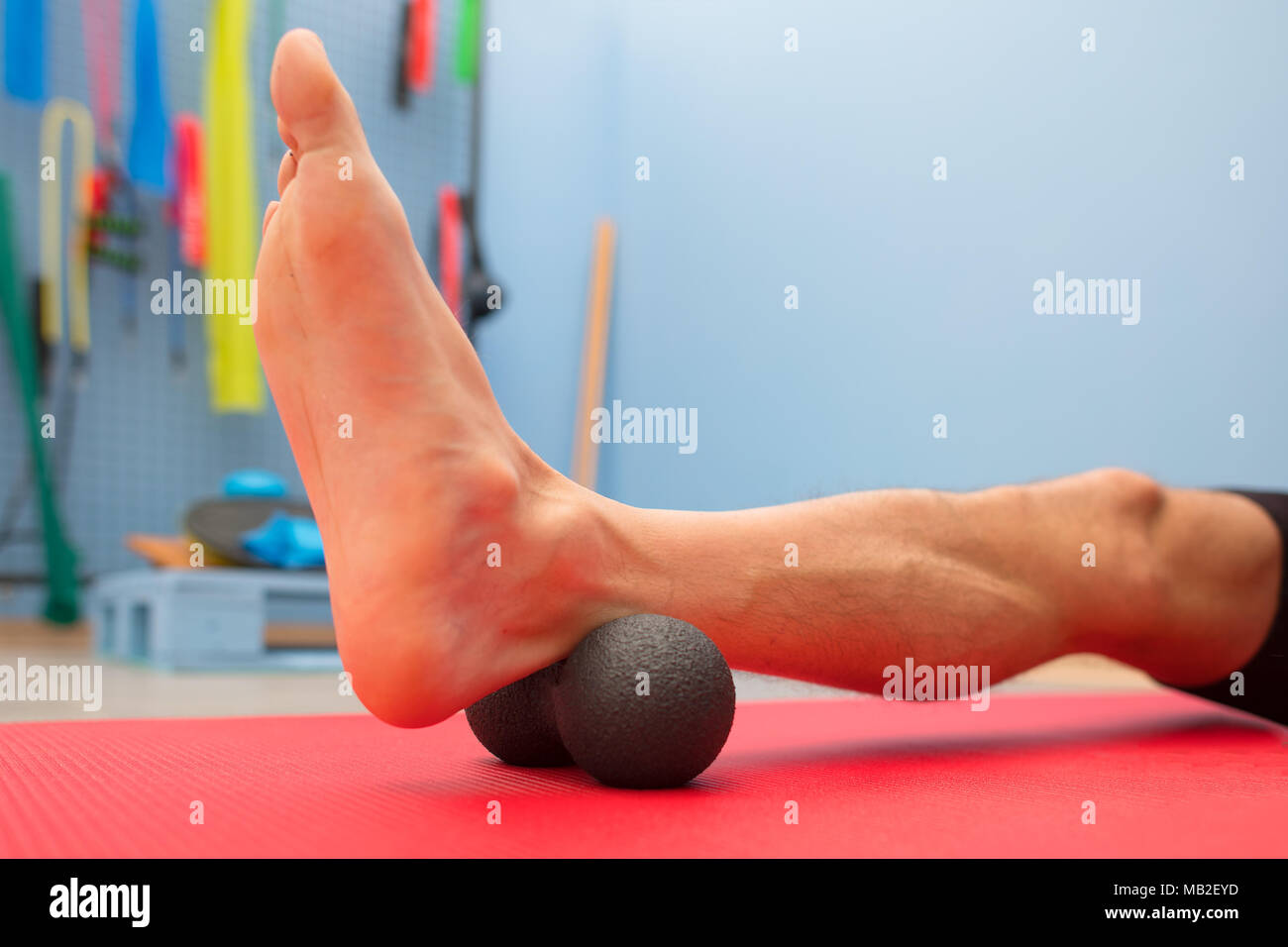 Schaumstoffrolle Kalb Behandlung in der Physiotherapie studieren. Stockfoto