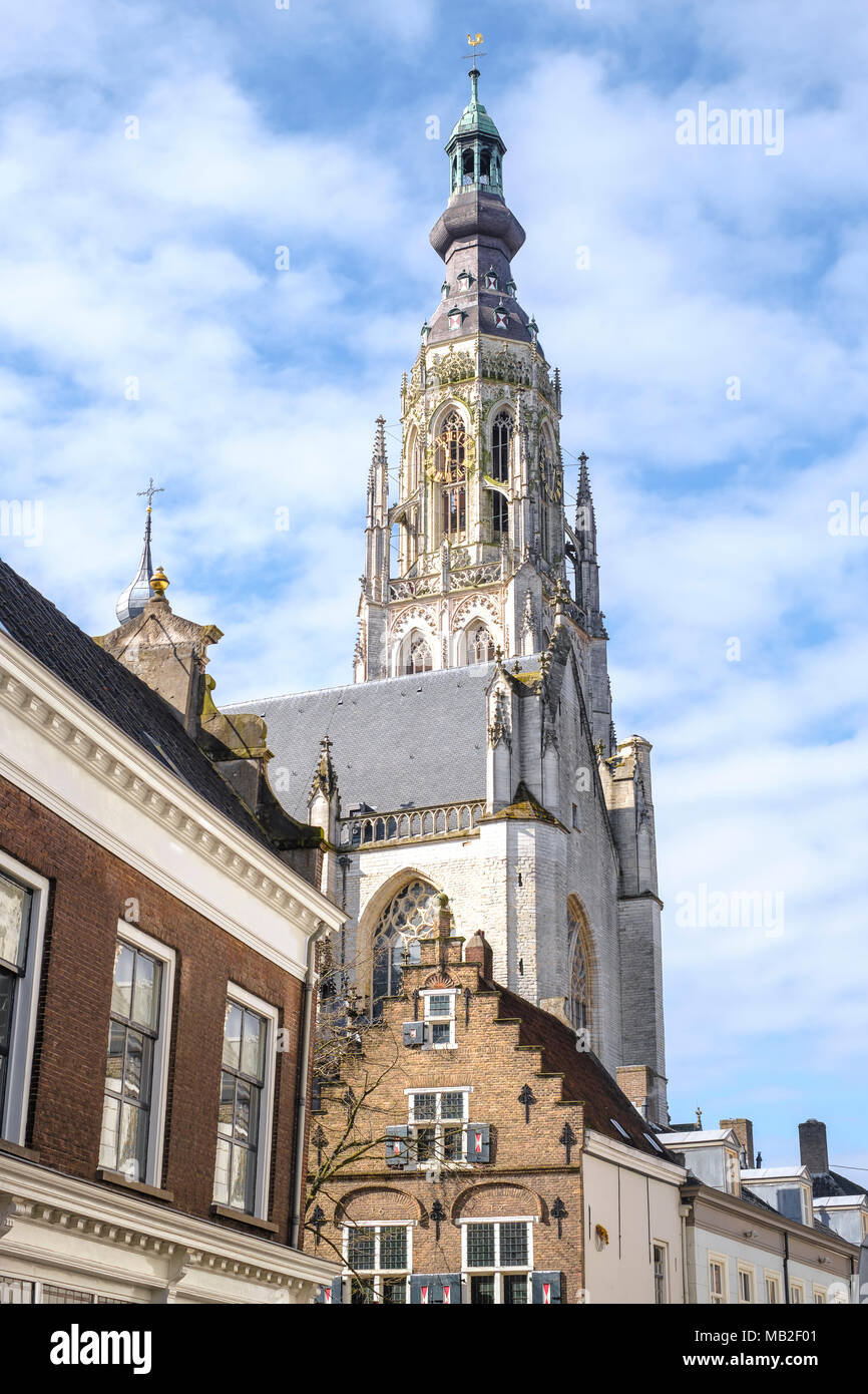 Kirche Unserer Lieben Frau ist das wichtigste Denkmal und ein Wahrzeichen von Breda. Die Kirche ist in den Brabantine gotischen Stil erbaut und der Turm ist 97 Mete Stockfoto