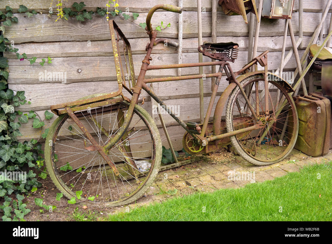 Vintage rostiges Fahrrad Stockfoto