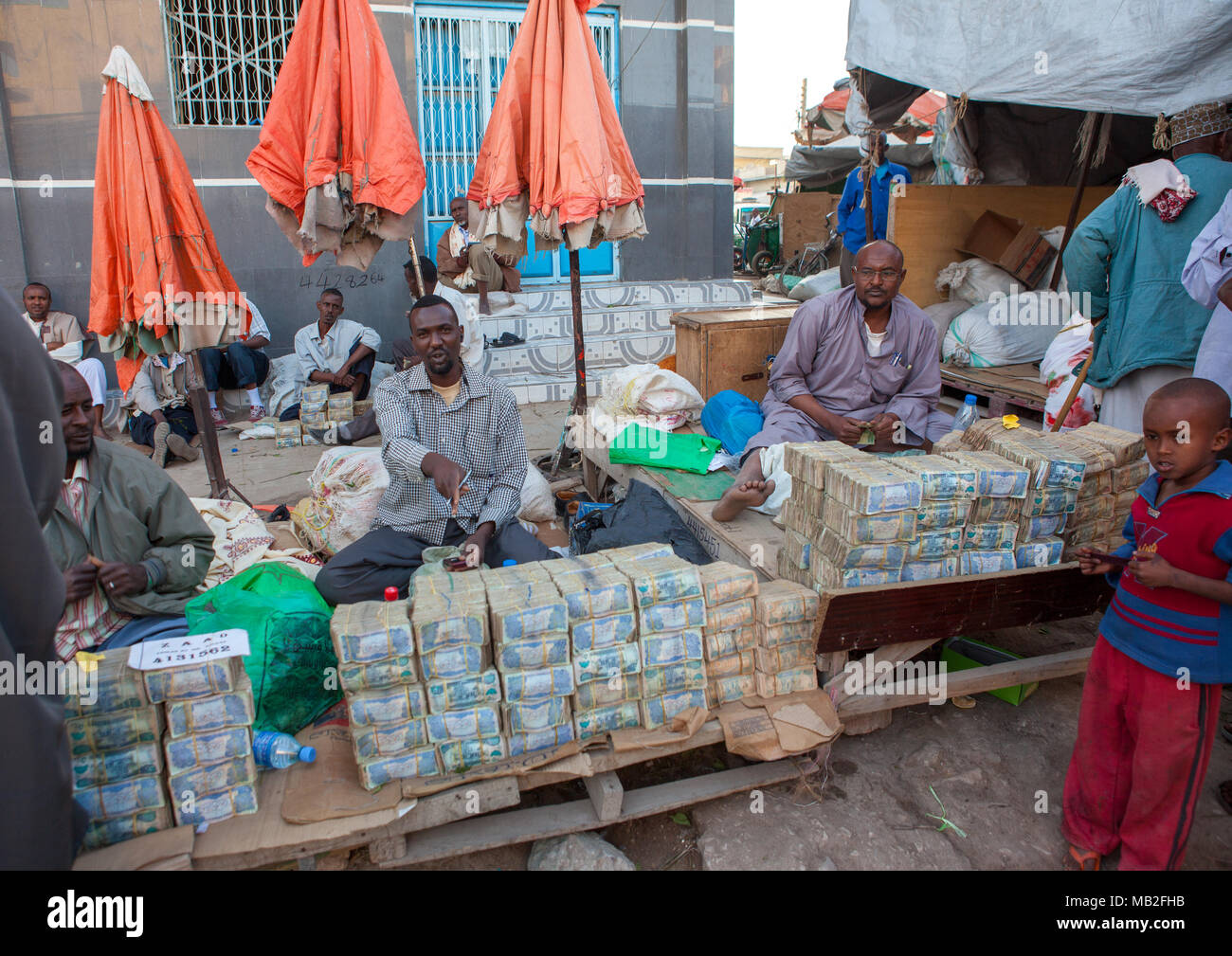 Bündel von Geldwechslern auf der Straße abgewürgt, Woqooyi Galbeed region, Hargeisa, Somaliland Stockfoto