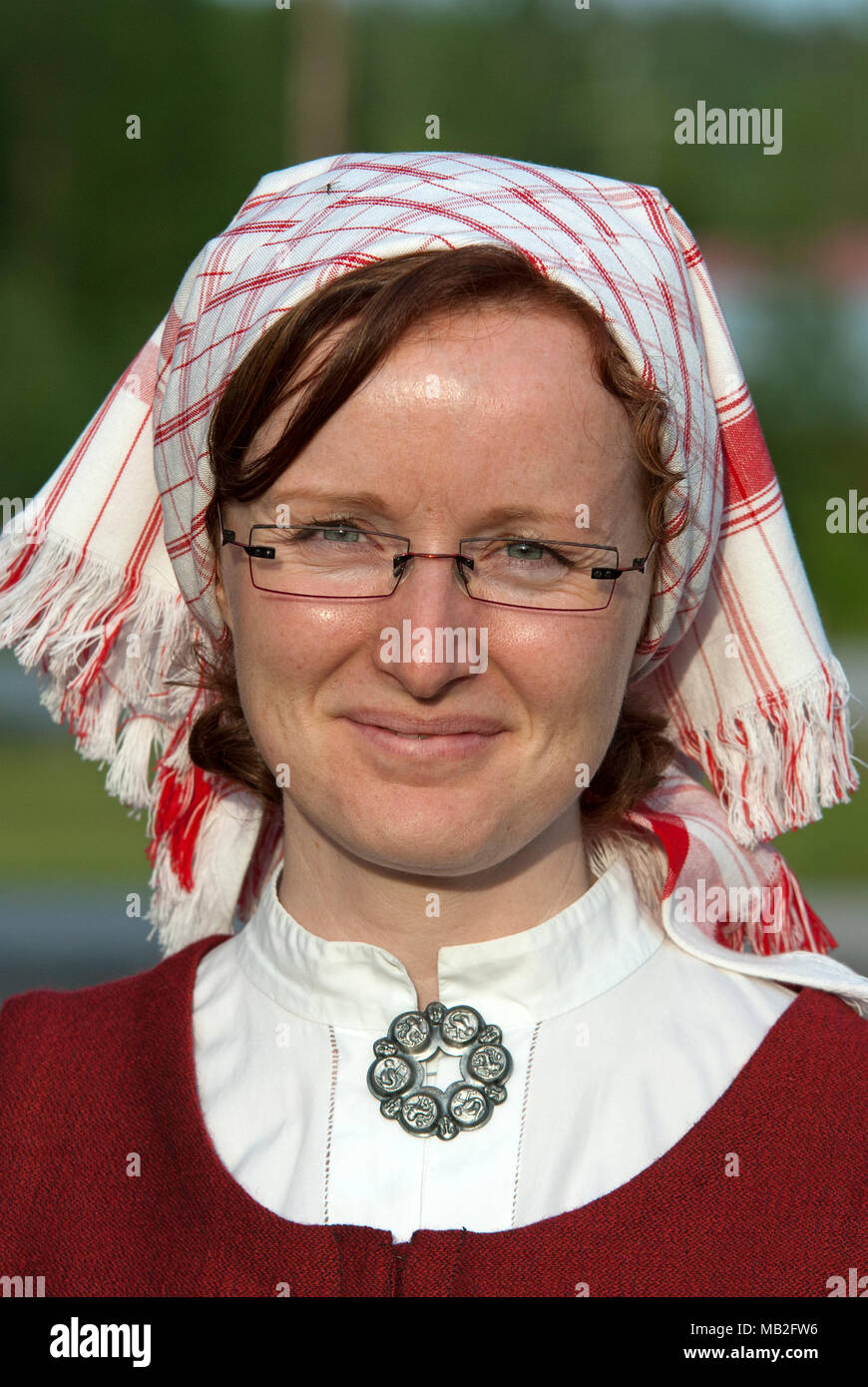 Porträt der jungen Frau in traditioneller Kleidung, martingarden Museum, Overkalix, Norrbotten County, Schweden Stockfoto