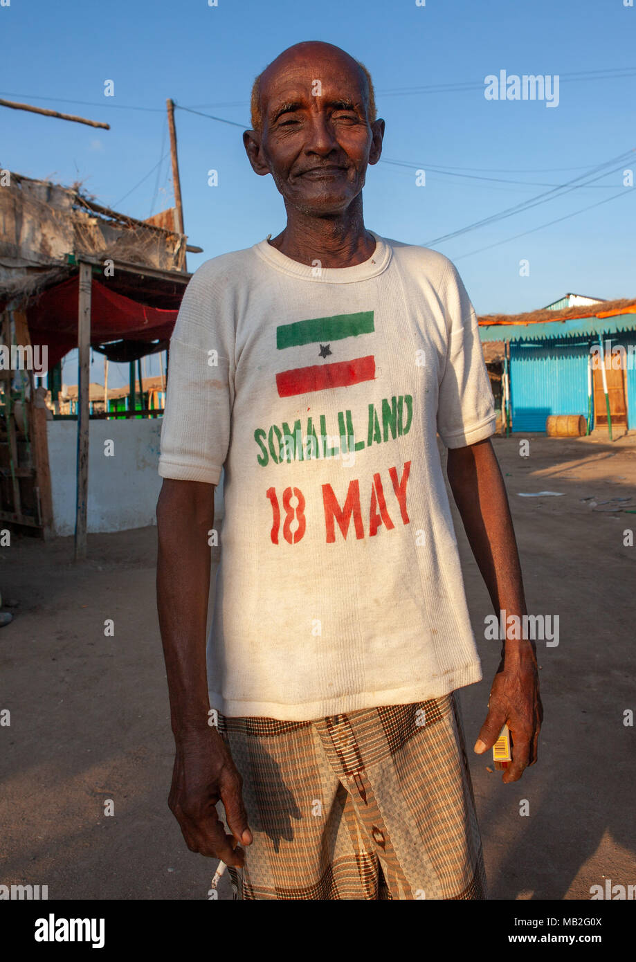 Alte somalische Mann, der ein T-Shirt zum Tag, Region Awdal Zeila, Somaliland Stockfoto