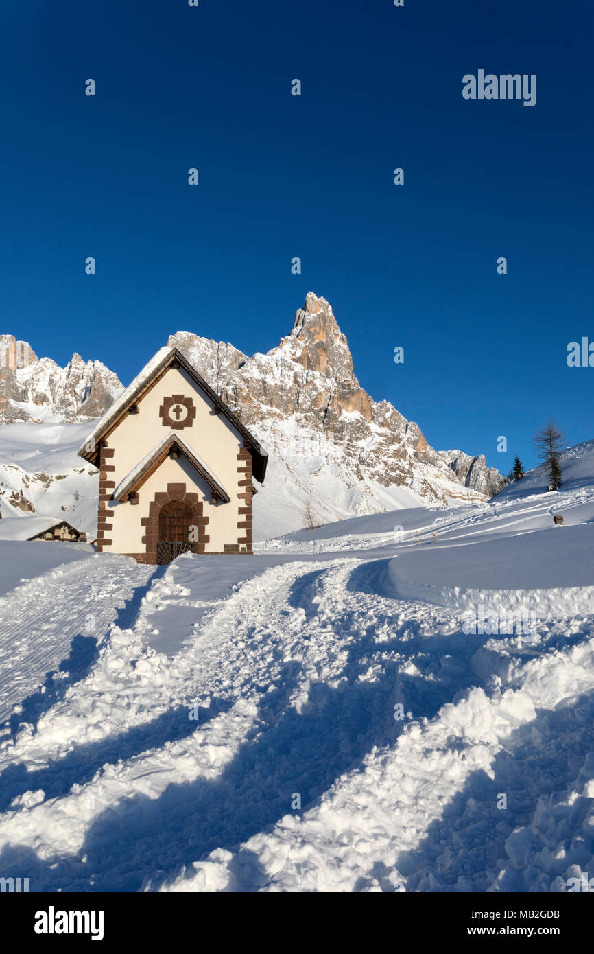 Pale di San Martino Berge, Blick auf den Passo Rolle, San Martino di Castrozza Dorf, Trient, Trentino Alto Adige, Italien Stockfoto