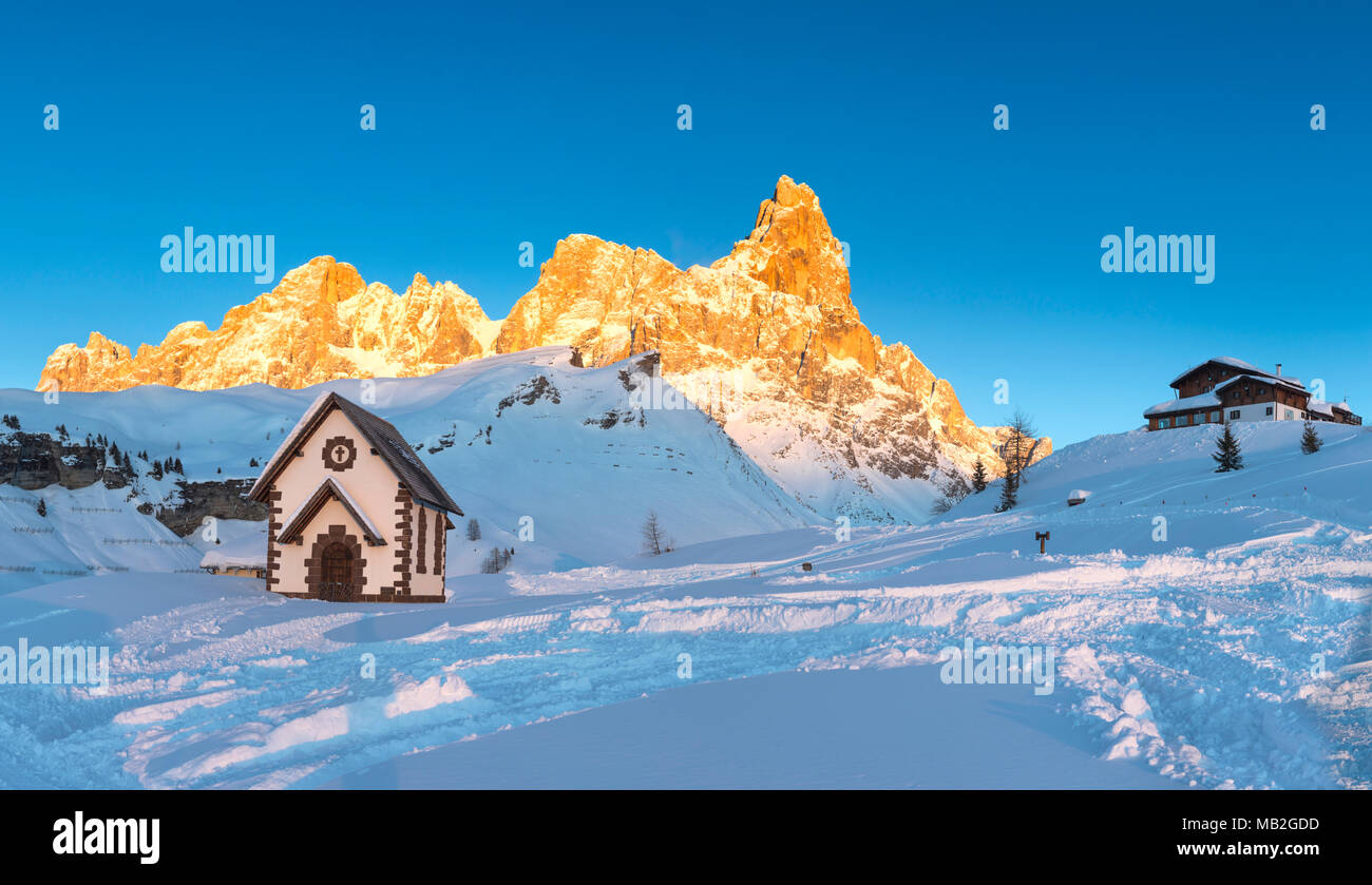 Pale di San Martino Berge, Blick auf den Passo Rolle, San Martino di Castrozza Dorf, Trient, Trentino Alto Adige, Italien Stockfoto