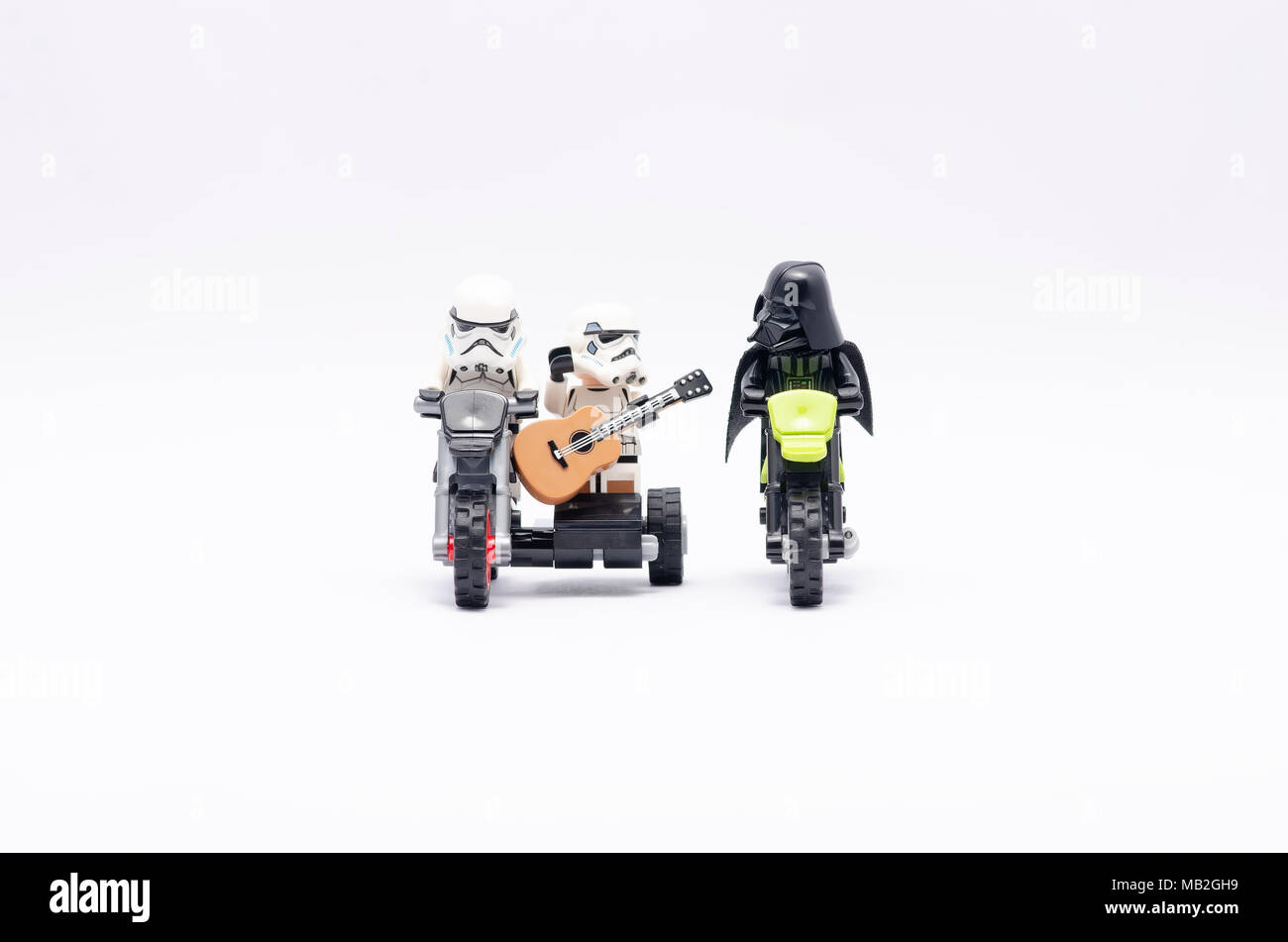 Mini Abbildung von Storm troopers Reiten und einer von ihnen halten eine Gitarre reiten Motorrad mit Darth Vader reiten neben. Stockfoto