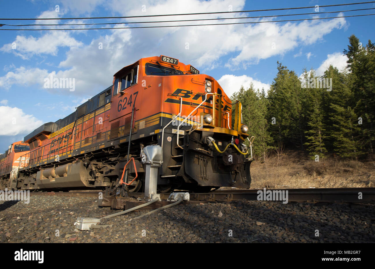 Ein BNSF train unten kommen die Tracks einen Schalter, führte in Bonners Ferry, Idaho, USA. Burlington Northern Santa Fe Railway. Stockfoto