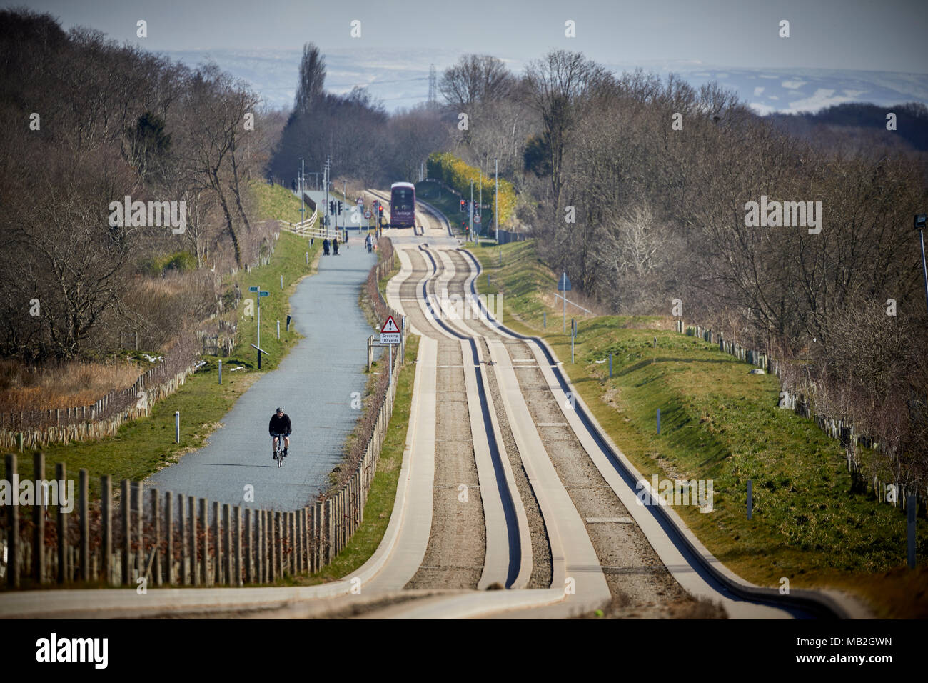 Lila, Bus Rapid Transit System in Greater Manchester, Volvo B5LH hybrid Doppeldecker auf der geführten Schienenverteiler Tyldesley Loopline alte Bahnlinie Stockfoto