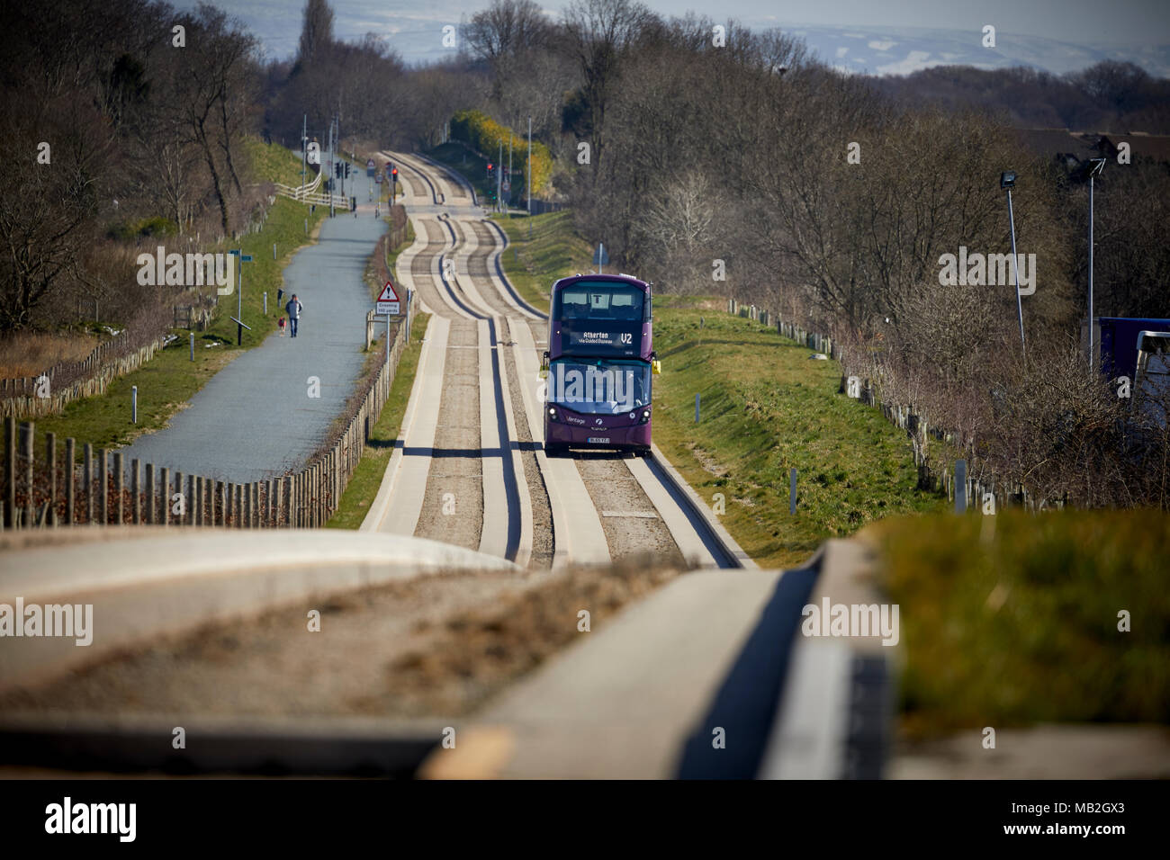 Lila, Bus Rapid Transit System in Greater Manchester, Volvo B5LH hybrid Doppeldecker auf der geführten Schienenverteiler Tyldesley Loopline alte Bahnlinie Stockfoto