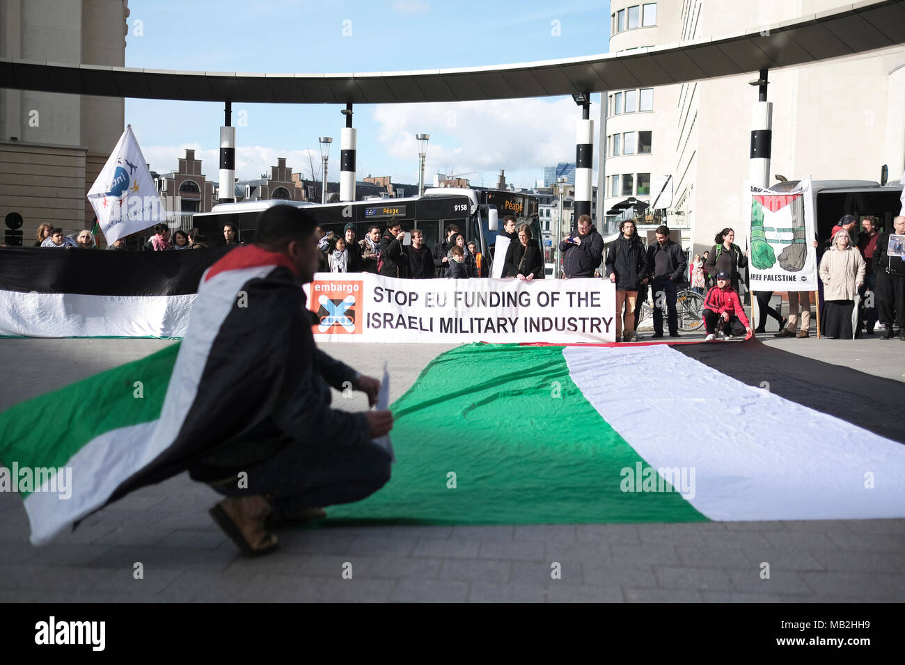 Brüssel, Belgien. 05 Apr, 2018. Menschen versammelt, in der Central Station Brüssel, Belgien in Solidarität mit Palästina' Land Tag' Demonstrationen in der Nähe der Grenze zu Israel, die am 30. März begann. Land Tag markiert die Tötung von sechs arabische Israelis während 1976 Demonstrationen gegen die israelische Beschlagnahmungen von arabischen Land. Israel hat bereitgestellt Tanks und Scharfschützen und mit Tränengas zu zwingen, Palästinenser weg von der Grenze. Gewalttätige Auseinandersetzungen im März am 30. März lassen Sie dabei mindestens 17 Tote und hunderte Verletzte ausbrach. Credit: Arie Asona/Pacific Press/Alamy leben Nachrichten Stockfoto