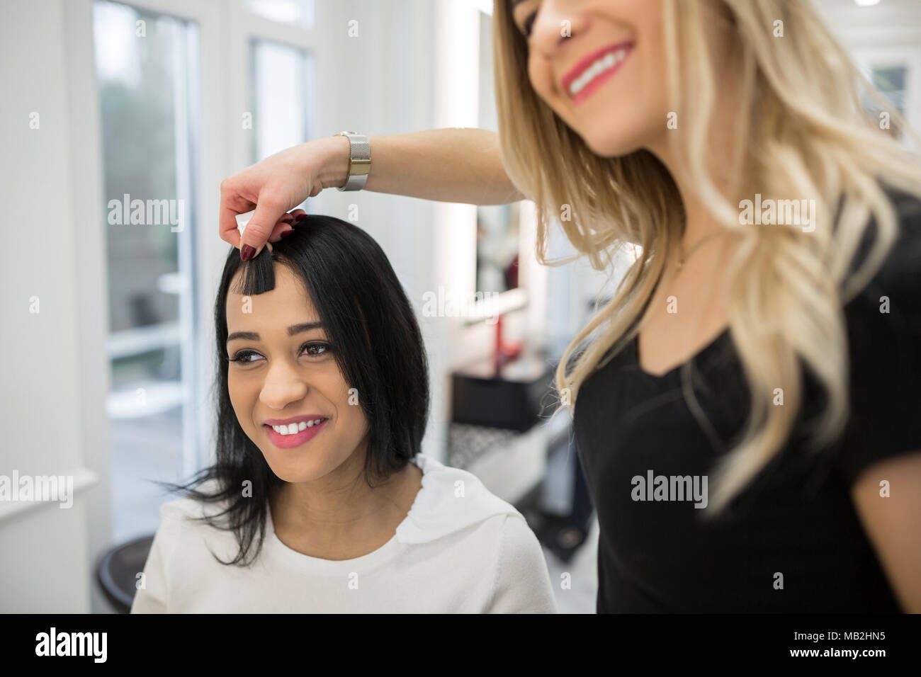 Portrait von Friseur, Haar color Probe zu Kunden Kopf Stockfoto