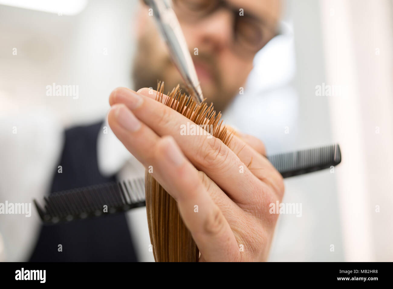 Close up Portrait von Friseur Hände, Haare schneiden endet Stockfoto