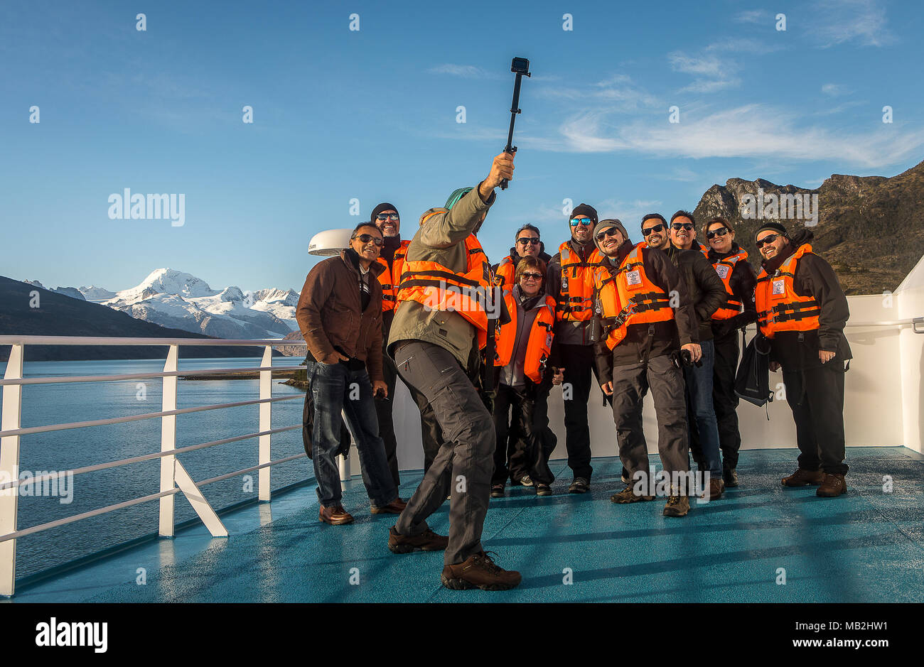Touristen, selfie, Ventus Kreuzfahrtschiff, im Hintergrund der Cordillera Darwin, Alberto De Agostini Nationalpark Feuerland, Patagonien, Chile Stockfoto