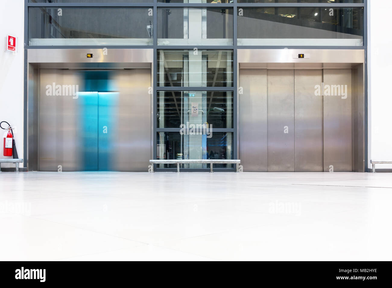 Moderne Aufzug im Kaufhaus, Anbauteile innen Stockfoto