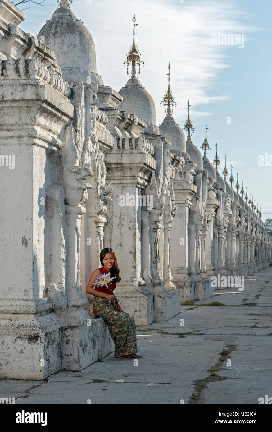 Porträt der Jungen burmesischen Frau an der Kuthodaw Pagode, Mandalay, Myanmar Stockfoto