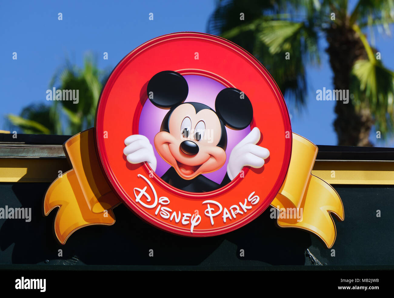ANAHEIM, CA/USA - Oktober 10, 2015: Mickey Maus auf Zeichen in Downtown Disney. Stockfoto