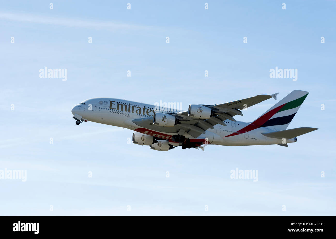 Emirates Airlines Airbus A380, die am Flughafen Birmingham, UK (A6-EUQ) Stockfoto