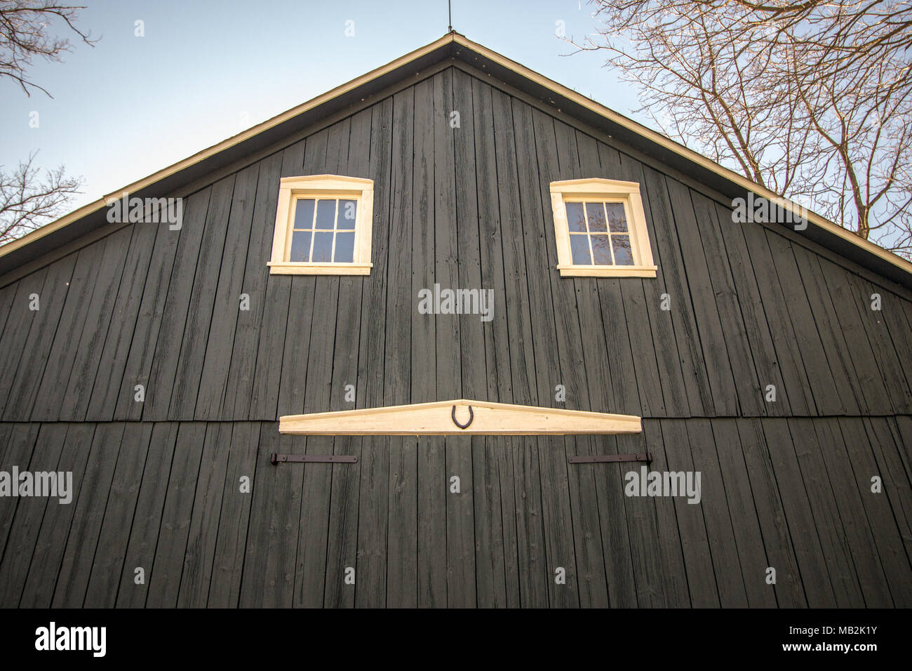 Altmodische Holz Scheune. Authentische traditionelle hölzerne Scheune front mit einem Hufeisen am Eingang für gutes Glück. Stockfoto