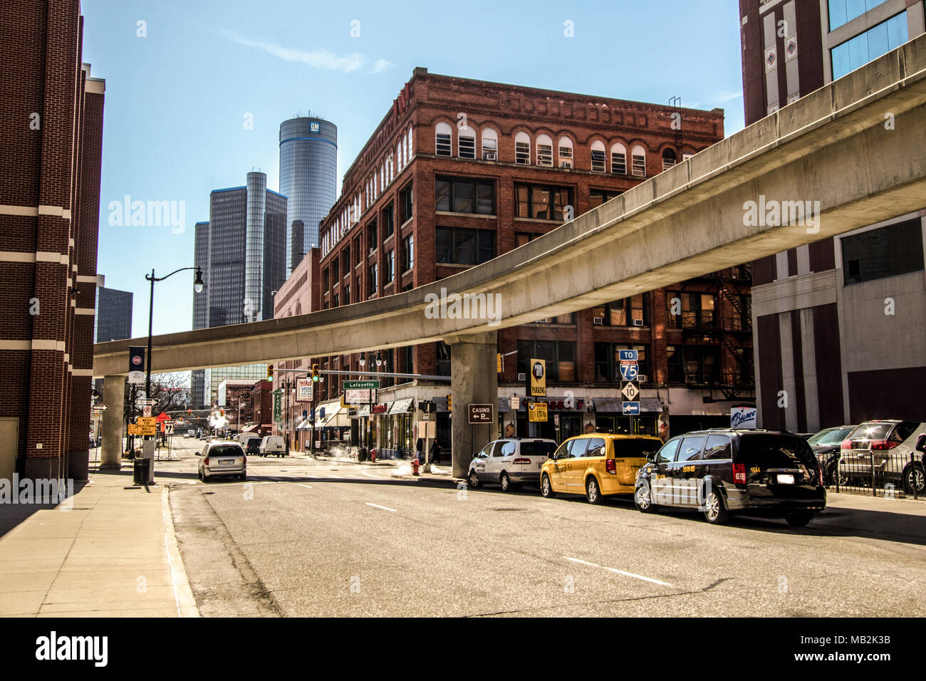Panorama der Innenstadt von Detroit mit dem Renaissance Center und der People Mover Monorail. Detroit ist die größte Stadt in Michigan. Stockfoto