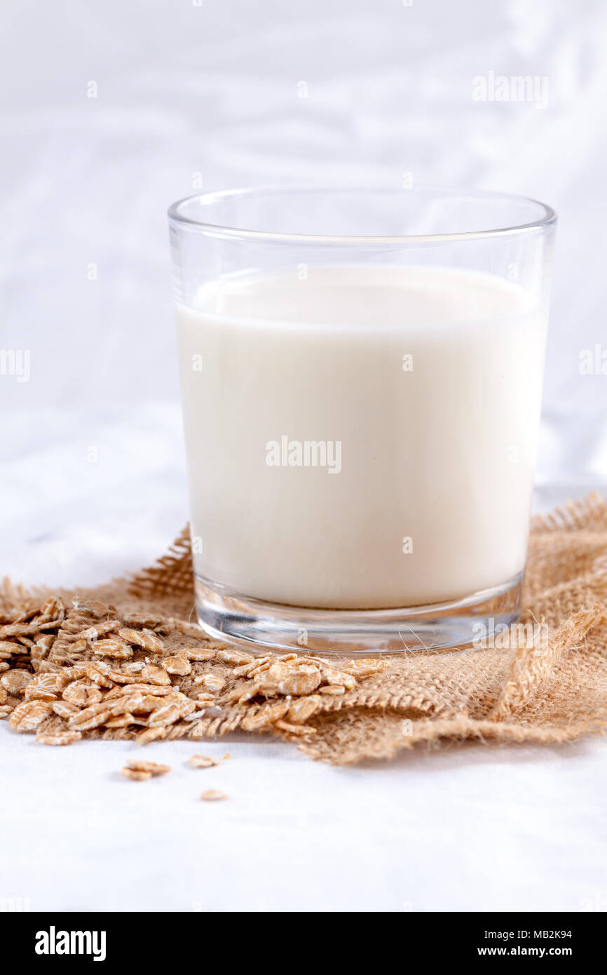 Einziges Glas Hafer Milch. Stockfoto