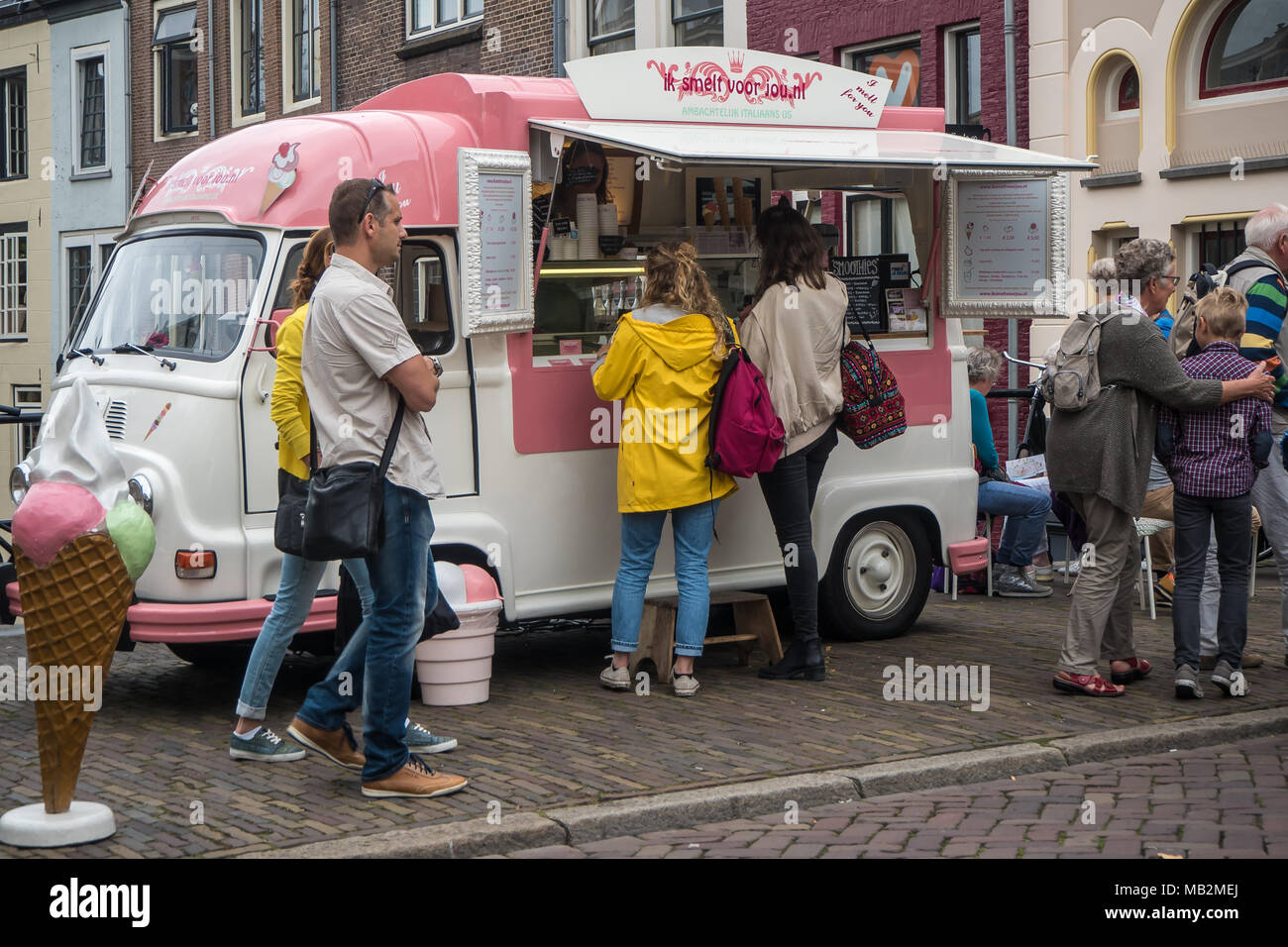 Utrecht, Niederlande - 13 August 2016: Zwei Mädchen kaufen Eis am Maartensbrug, während andere Leute vorbei sind. Stockfoto