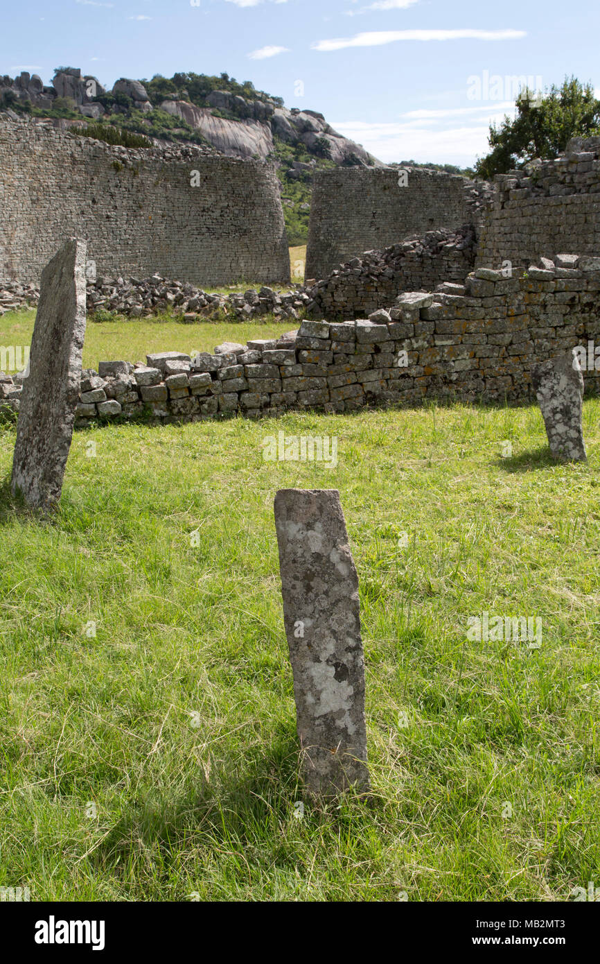 Stein Marker in der Großen Gehäuse um Great Zimbabwe in der Nähe von Masvingo in Simbabwe. Die Steine werden gedacht, um die Himmelsrichtungen der Kompass zu markieren, f Stockfoto