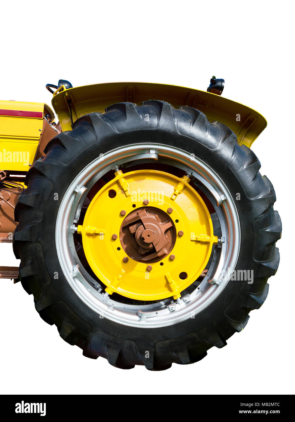 Vertikale Nahaufnahme eines grossen gelben Traktor Reifen. Stockfoto