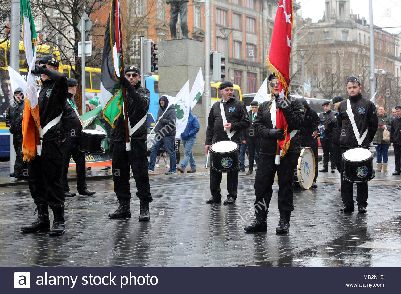 A Republican Sinn Féin Gruppe marschiert durch Dublin City Centre zu Ehren des 1916 steigen. Stockfoto