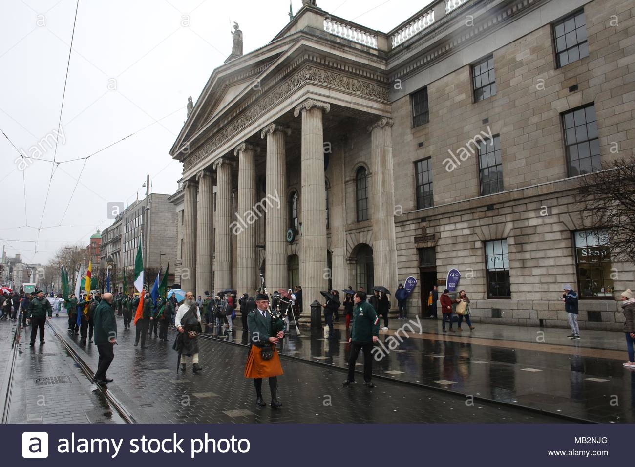 Ein Dudelsackpfeifer führt ein Republican Sinn Féin März durch das Stadtzentrum von Dublin zu Ehren des 1916 steigen. Stockfoto