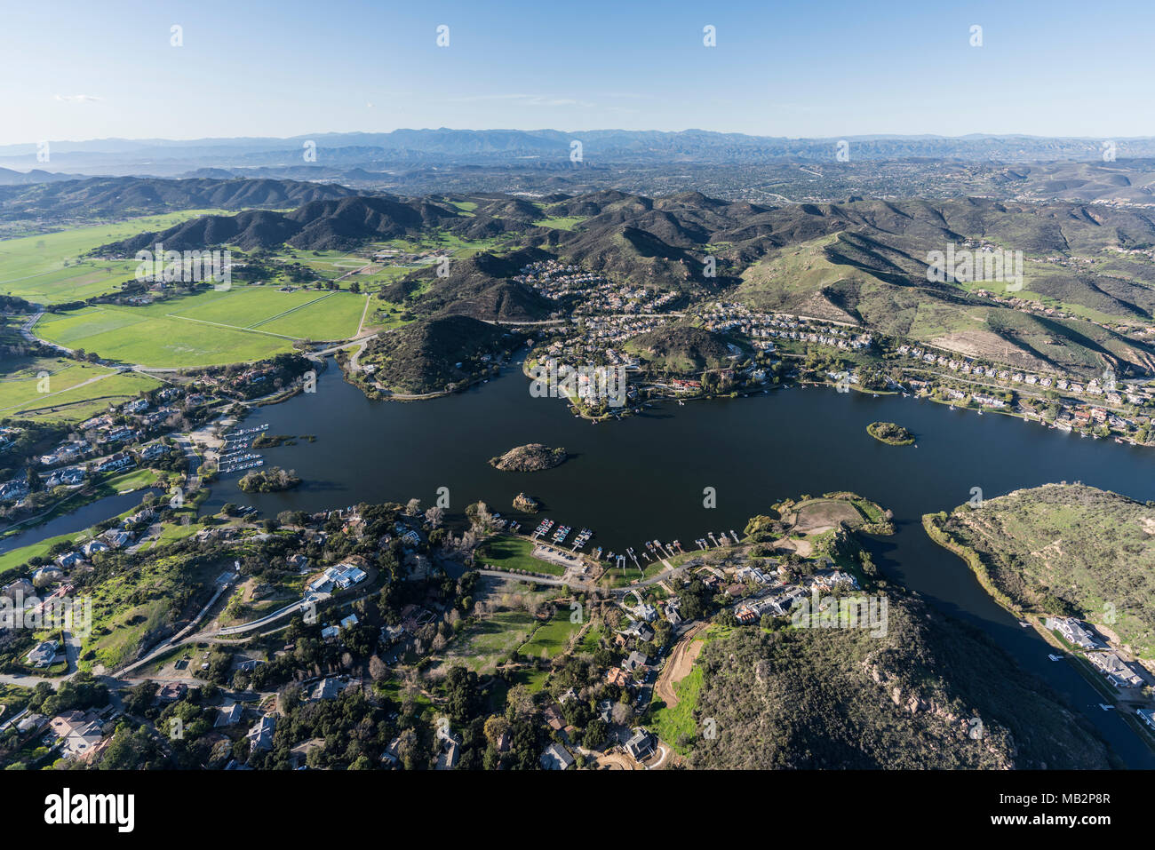 Luftaufnahme des Lake Sherwood und Hidden Valley in der Nähe von Westlake Village, Malibu und Thousand Oaks California. Stockfoto
