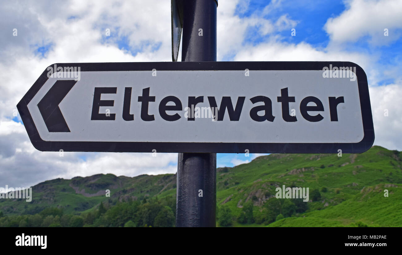 Elterwater Englisch Schild mit Landschaft im Hintergrund Stockfoto