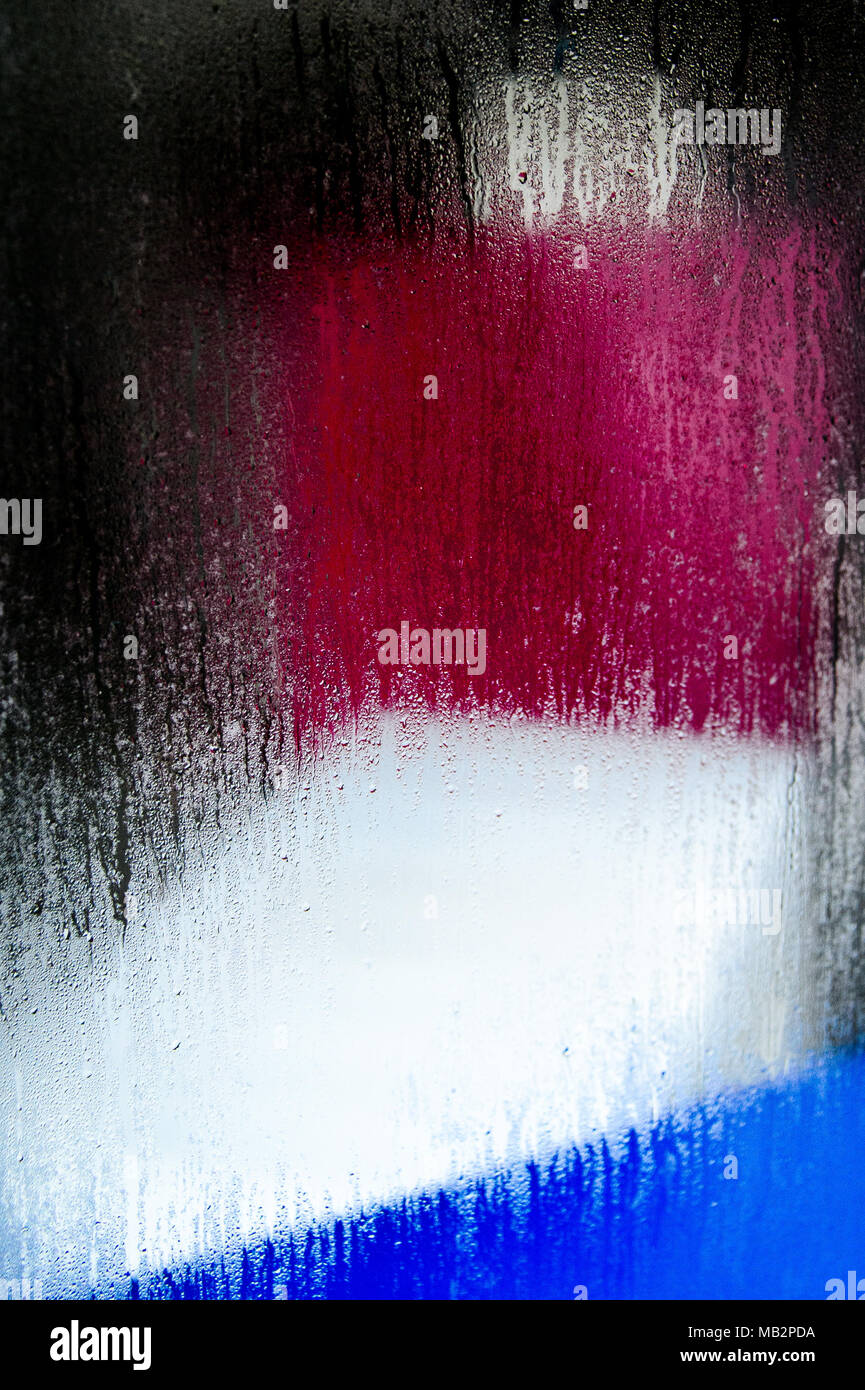 Regentropfen fallen an einem nebligen Fenster in New York City, August 2013. Stockfoto