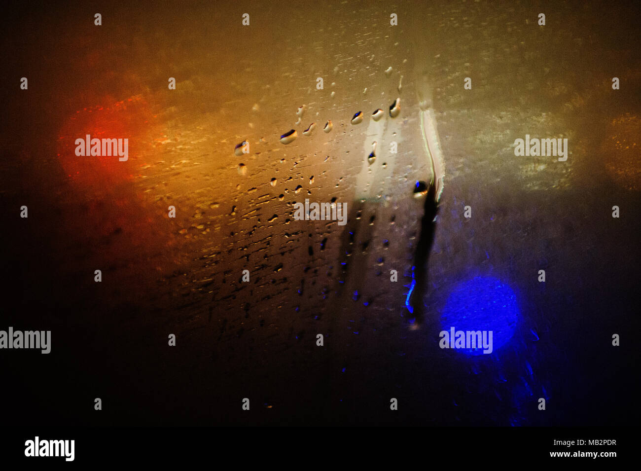 Regen tropft einem nebligen Fenster, in Brooklyn, New York, November 2013. Stockfoto