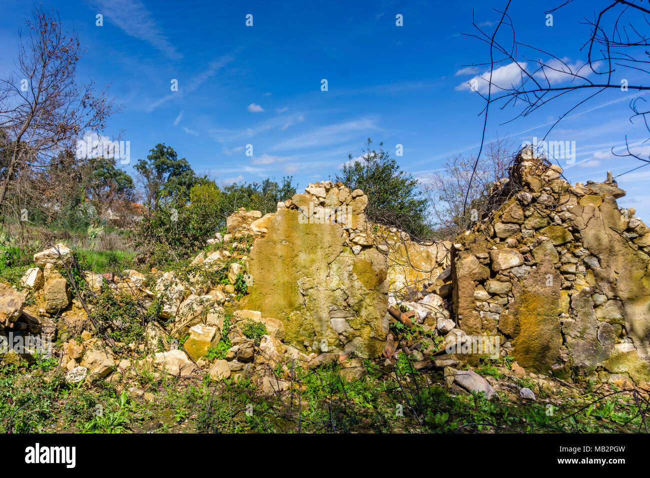Die Ruinen der alten, verlassenen Haus in Figueiro dos Vinhos, Portugal Stockfoto