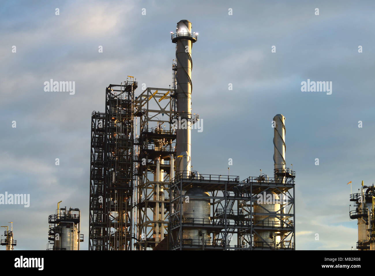 Einer petrochemischen Raffinerie in der Abenddämmerung. Stockfoto