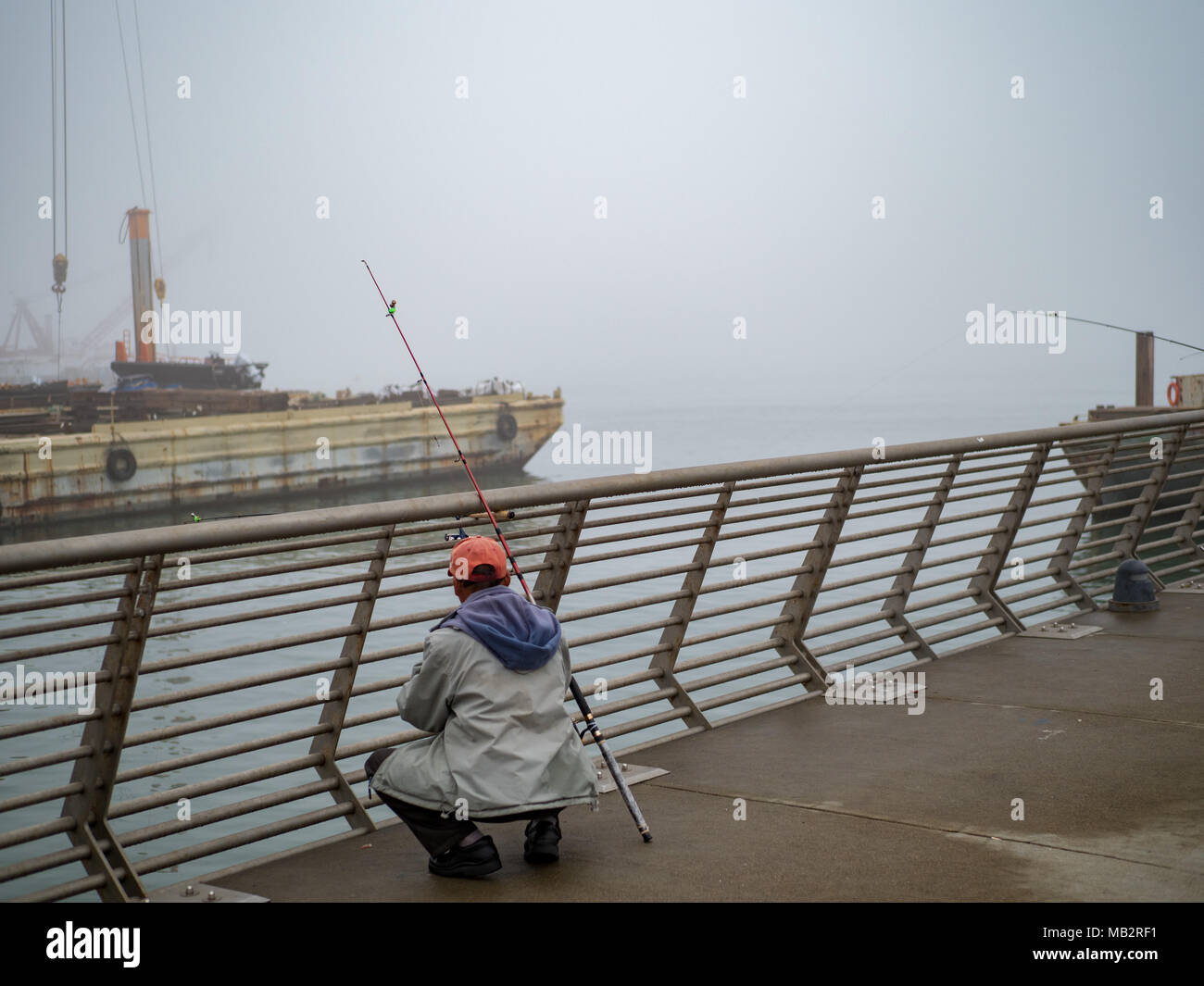 Fischer Prüfung auf industrielle Pier auf der nebligen Tag in San Francisco Stockfoto
