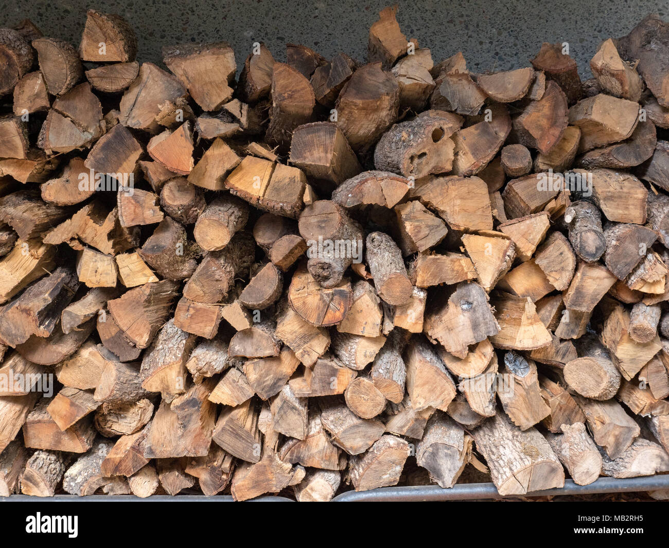 Outdoor brennholz Haufen bei bedecktem Gebäude im Freien Stockfoto