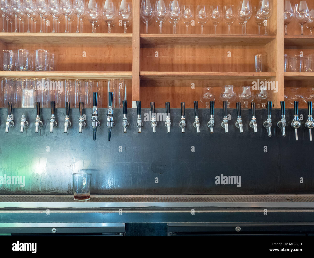 Reihe von Bier Taps in der Rückseite der Bar mit sonnigem Licht Stockfoto