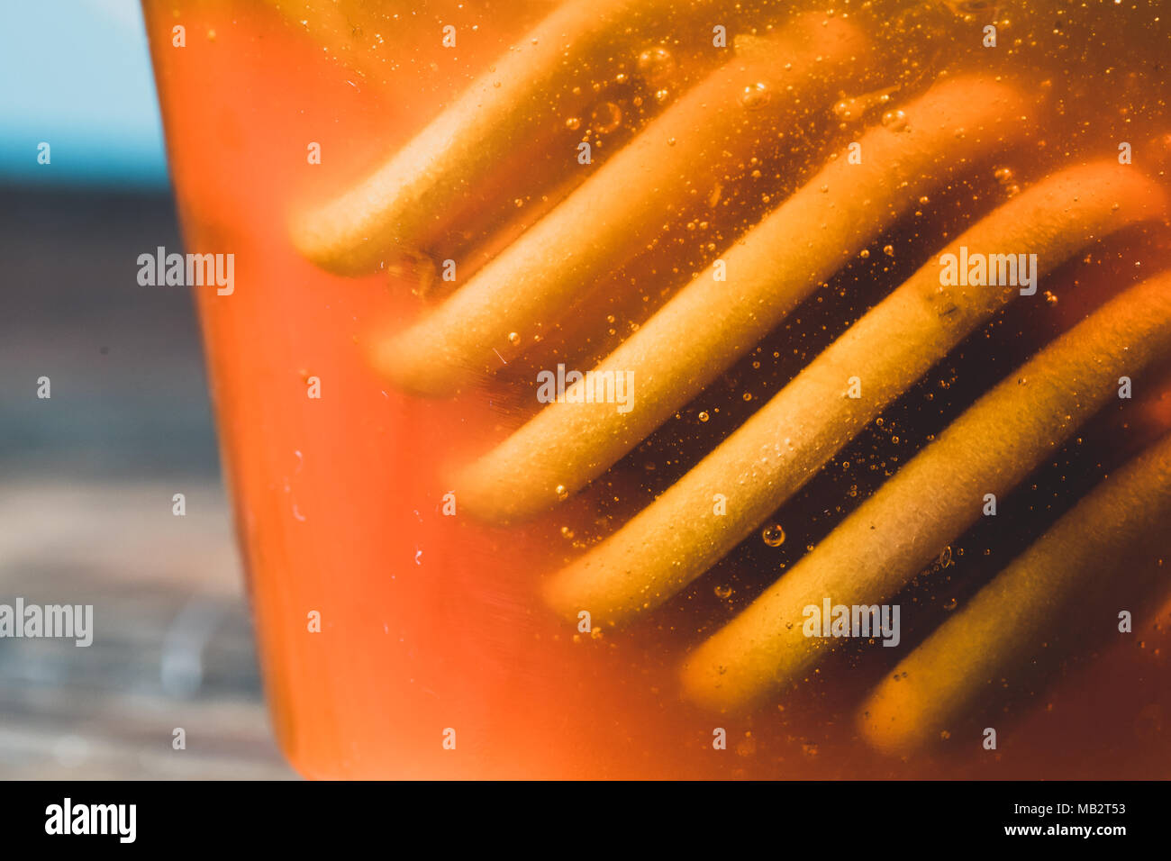 Zauberstab Detail eingetaucht in Honig im Glas Stockfoto