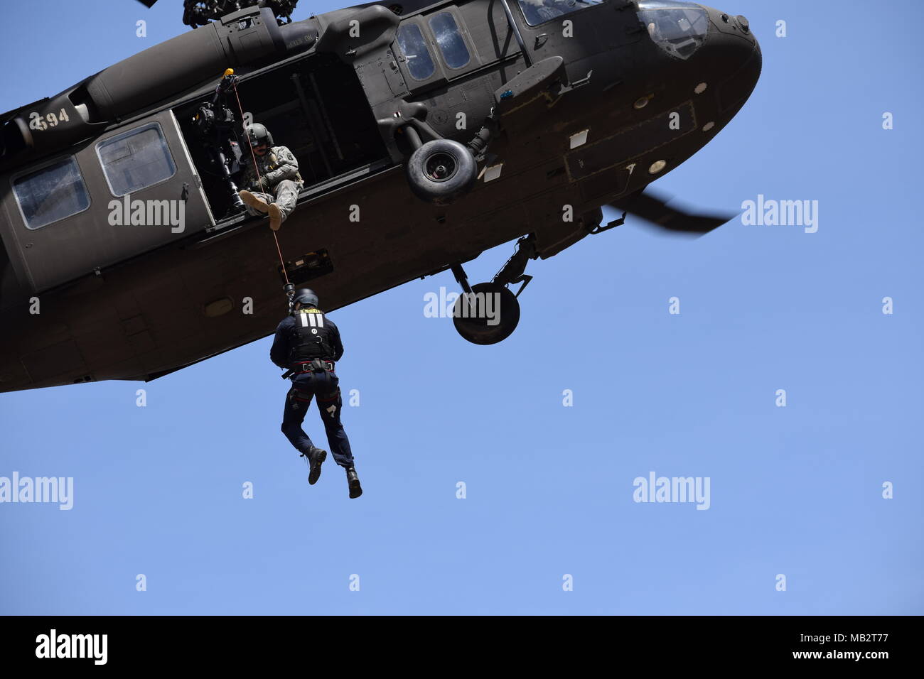 Ein Mitglied der Tauch-/swift Wasser Rescue Team die Boise der Feuerwehr Züge April 3, 2018, UH-60 Hoist des Idaho Army National Guard die Organisationen zu bereiten gemeinsam auf inländischen Operationen zu arbeiten. Stockfoto