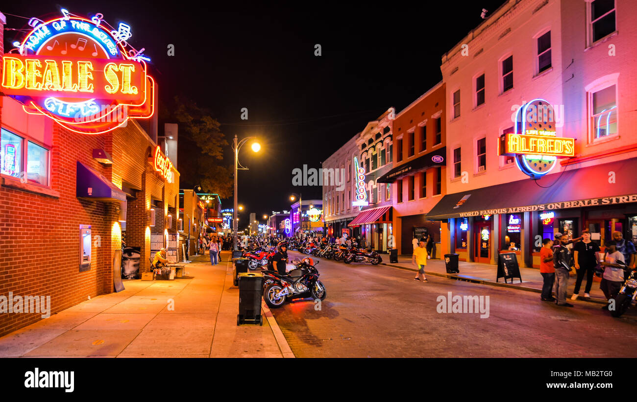 Memphis, TN-20.09.2010 2017: Beale Street in der Nacht. Blues Clubs & Restaurants Futter Beale Street sind wichtige touristische Attraktionen in Memphis. Stockfoto