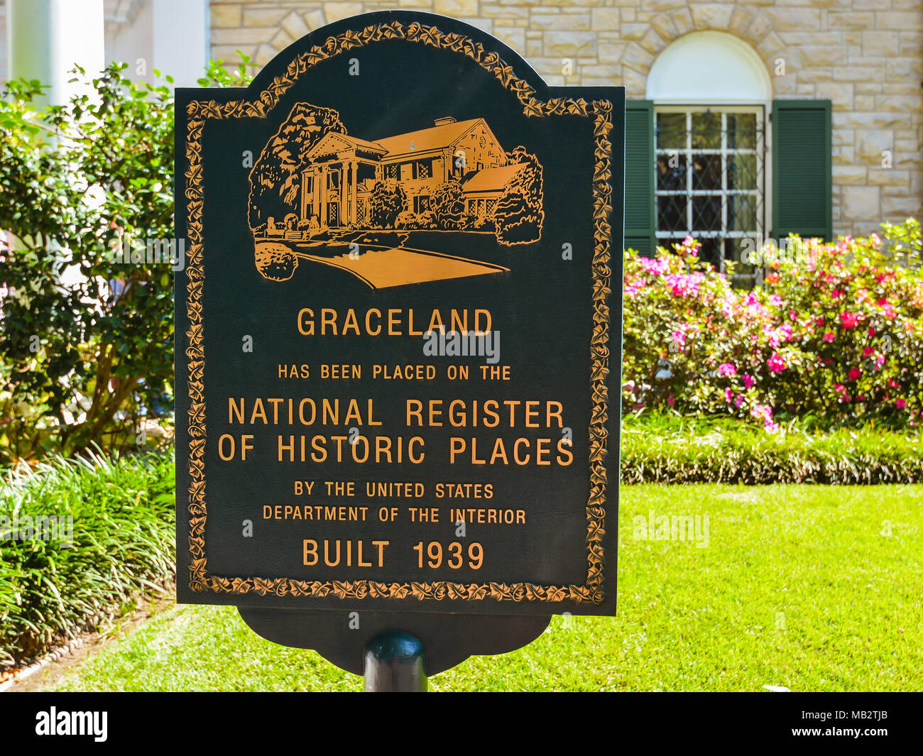 Memphis, TN-Marker vor Elvis Presley's Graceland Mansion, die angibt, dass die Eigenschaft im National Register der Historischen Stätten aufgeführt ist. Stockfoto