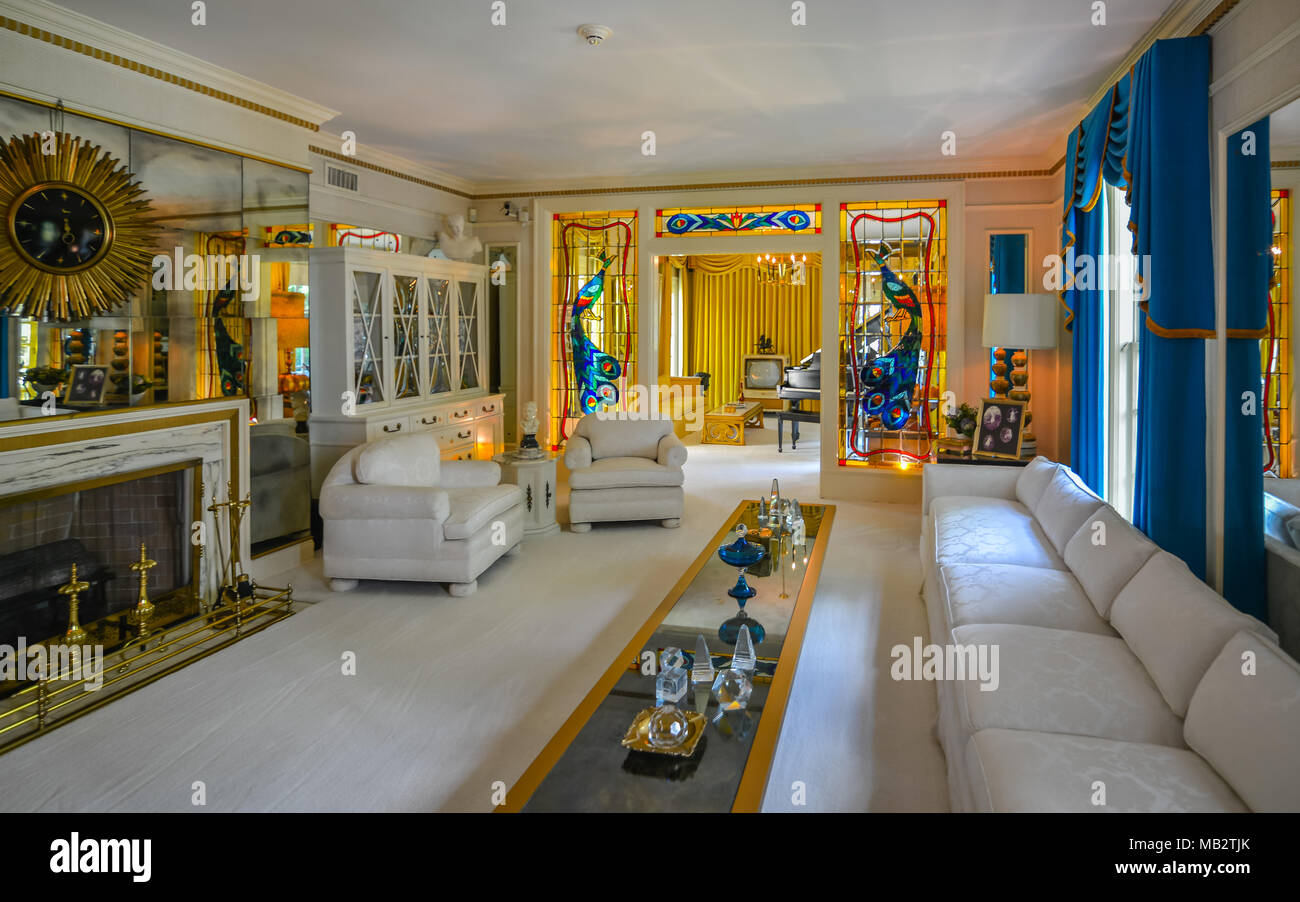 Memphis, TN-Sep.21, 2017: Wohnzimmer in Elvis Presley's Graceland Mansion. Die Villa ist im National Register der Historischen Stätten aufgeführt. Stockfoto