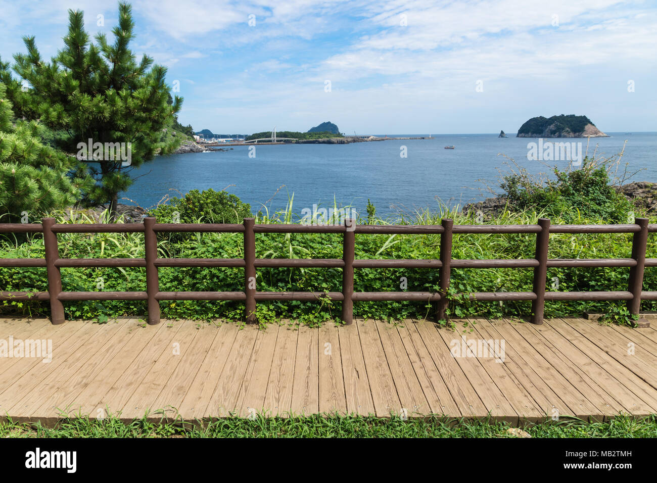 Jeju Olle Holzsteg mit Zaun entlang dem Meer in Seogwipo, Jeju Island, Korea Stockfoto